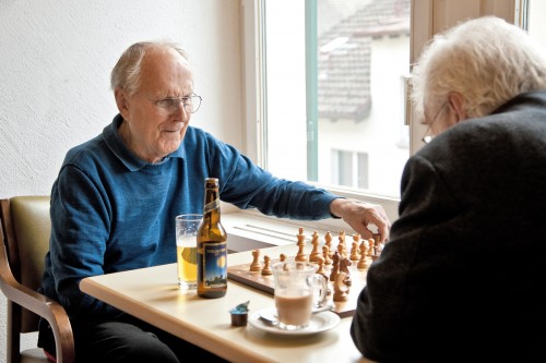 Haus St. Otmar - Alters und Pflegeheim:  Schach spielen ist auch Hirntrainig